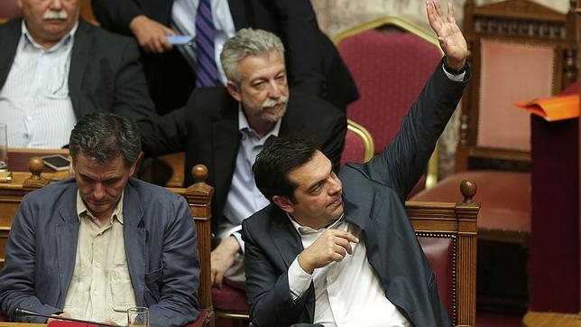 Parlamento griego aprueba plan de recortes y reformas de Tsipras